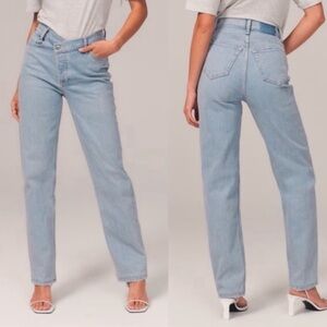 Abercrombie & Fitch Ultra High Rise 90’s Straight Light Wash Jeans - 28/6shortCL